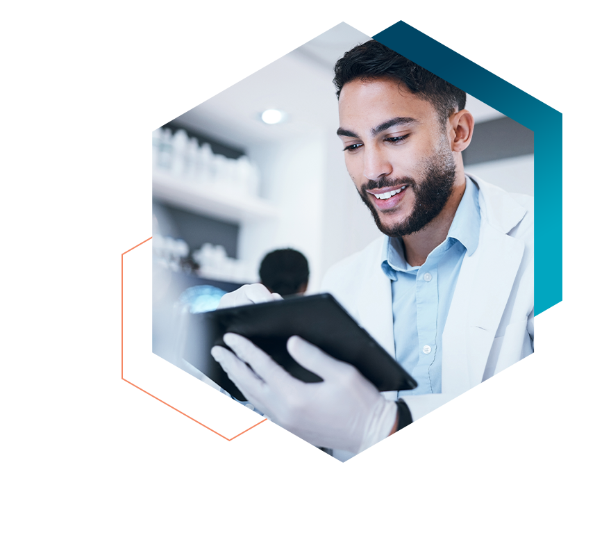 Homme dans un laboratoire examinant une fiche technique sur une tablette